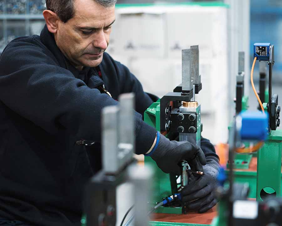 soluciones-01 Más de 300 robots instalados en los principales sectores industriales